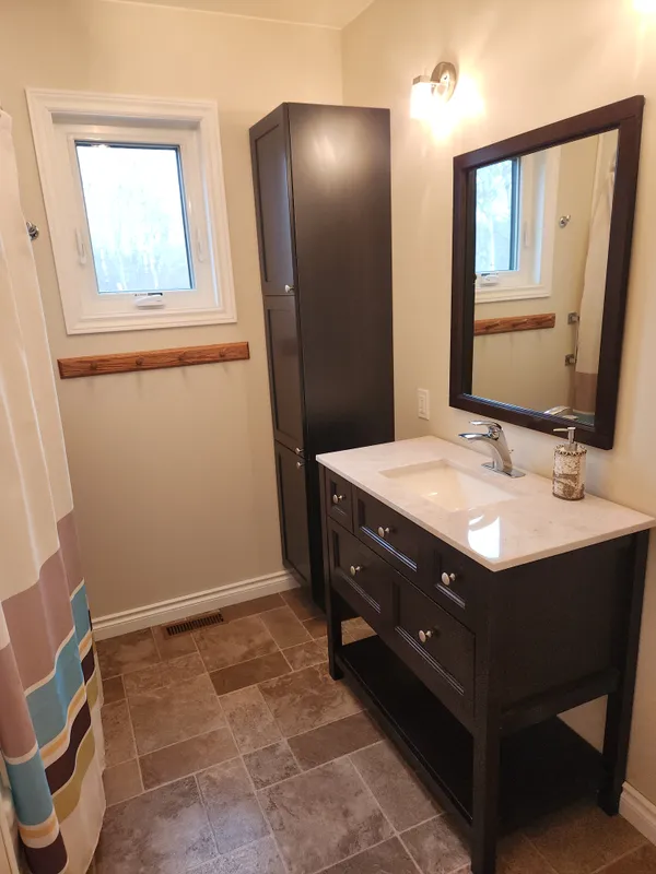 Upstairs bathroom (full)